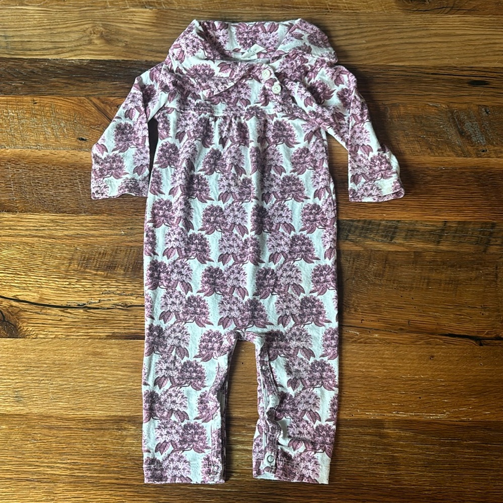 Kate Quinn super soft flower onesie. 0-3 months.